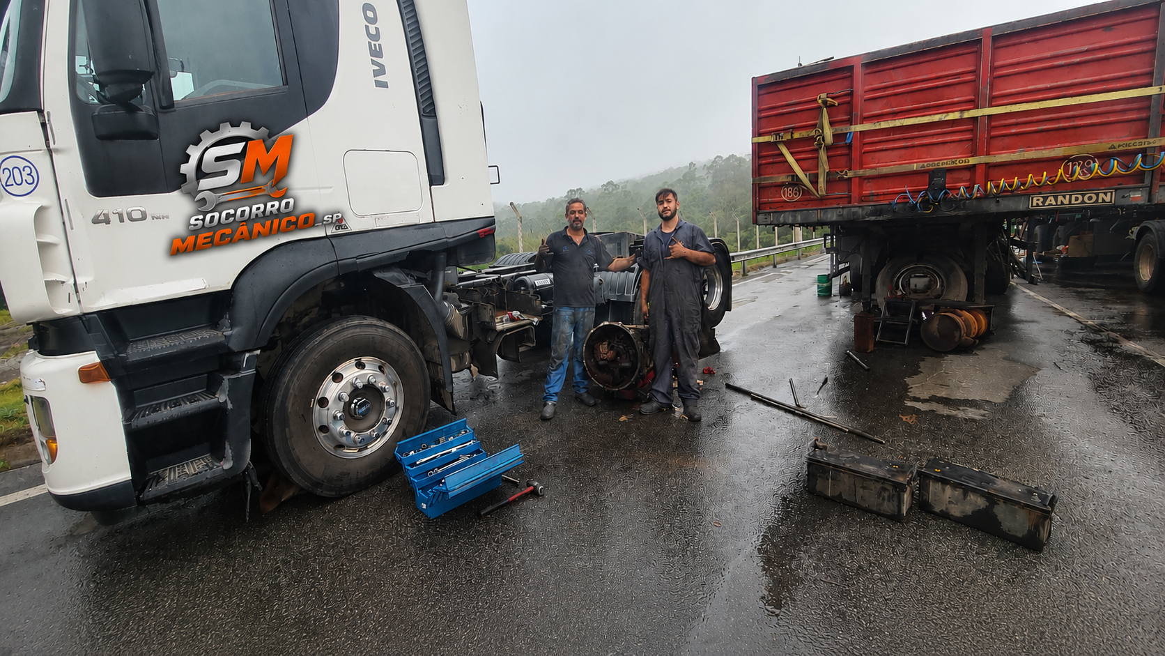 Equipe Sandro Mecânico atendendo caminhão na rodovia